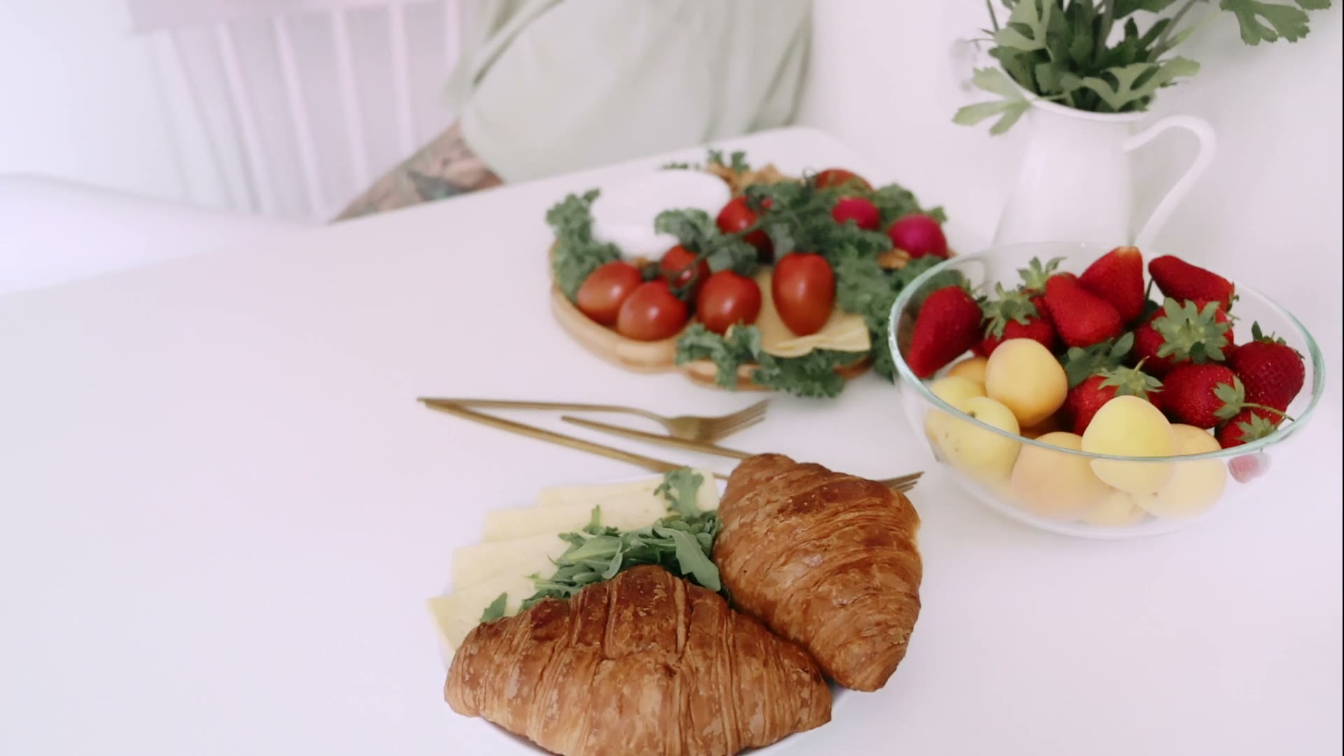Assiette de brunch élégante : croissants, fromage et fruits frais aux Fromentines Colomiers